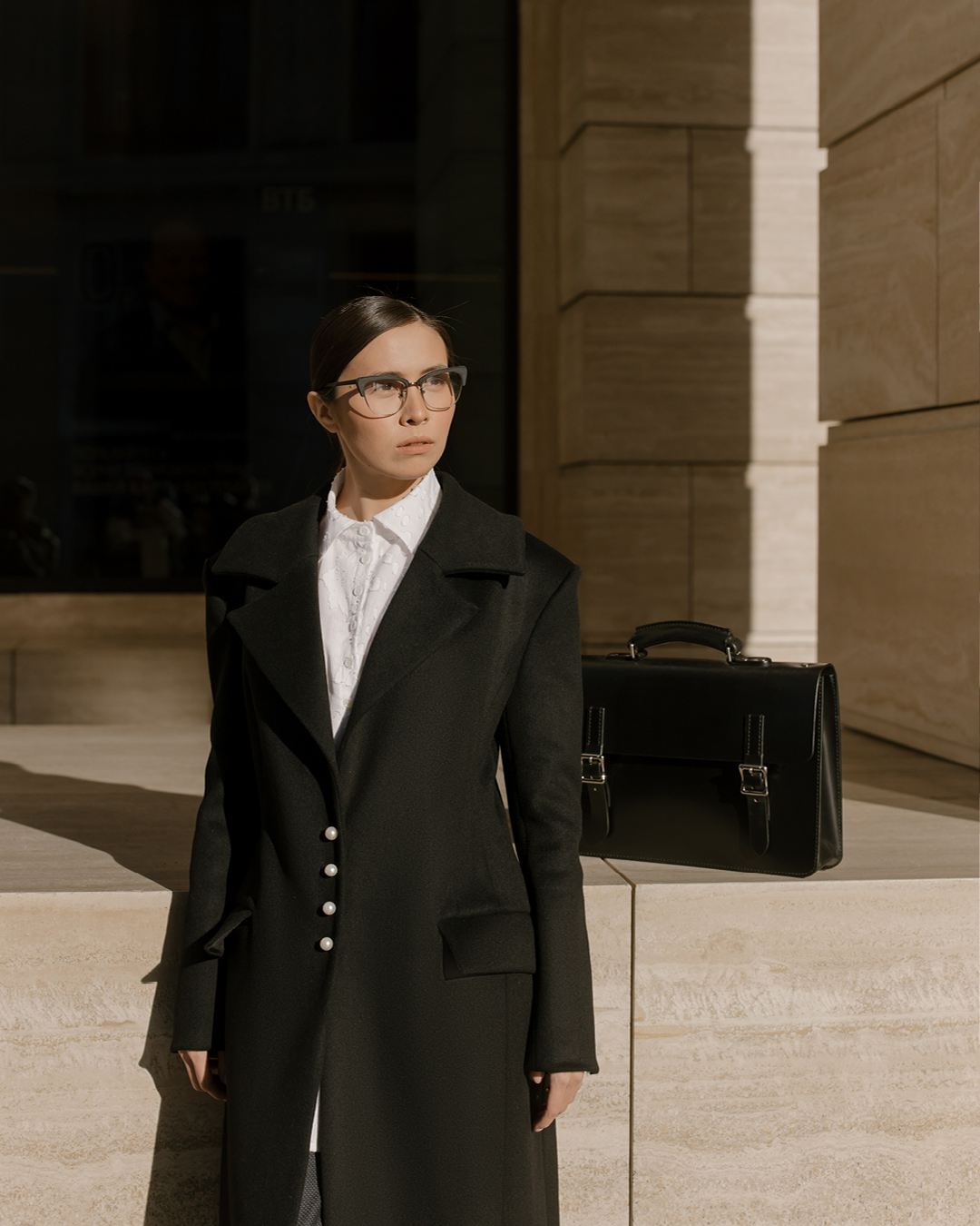 Foto einer Frau im Anzug mit Brille Erscheinungsbild Immola