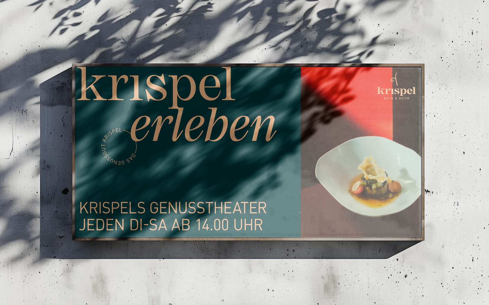 Werbetafel des Genussguts Krispel mit der Aufschrift "Krispel erleben" und einem Hinweis auf das Genusstheater, das von Dienstag bis Samstag ab 14:00 Uhr stattfindet.